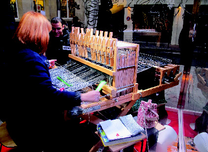 Mashüt was located in a glass box on the street, partaking in live weaving demonstrations.
